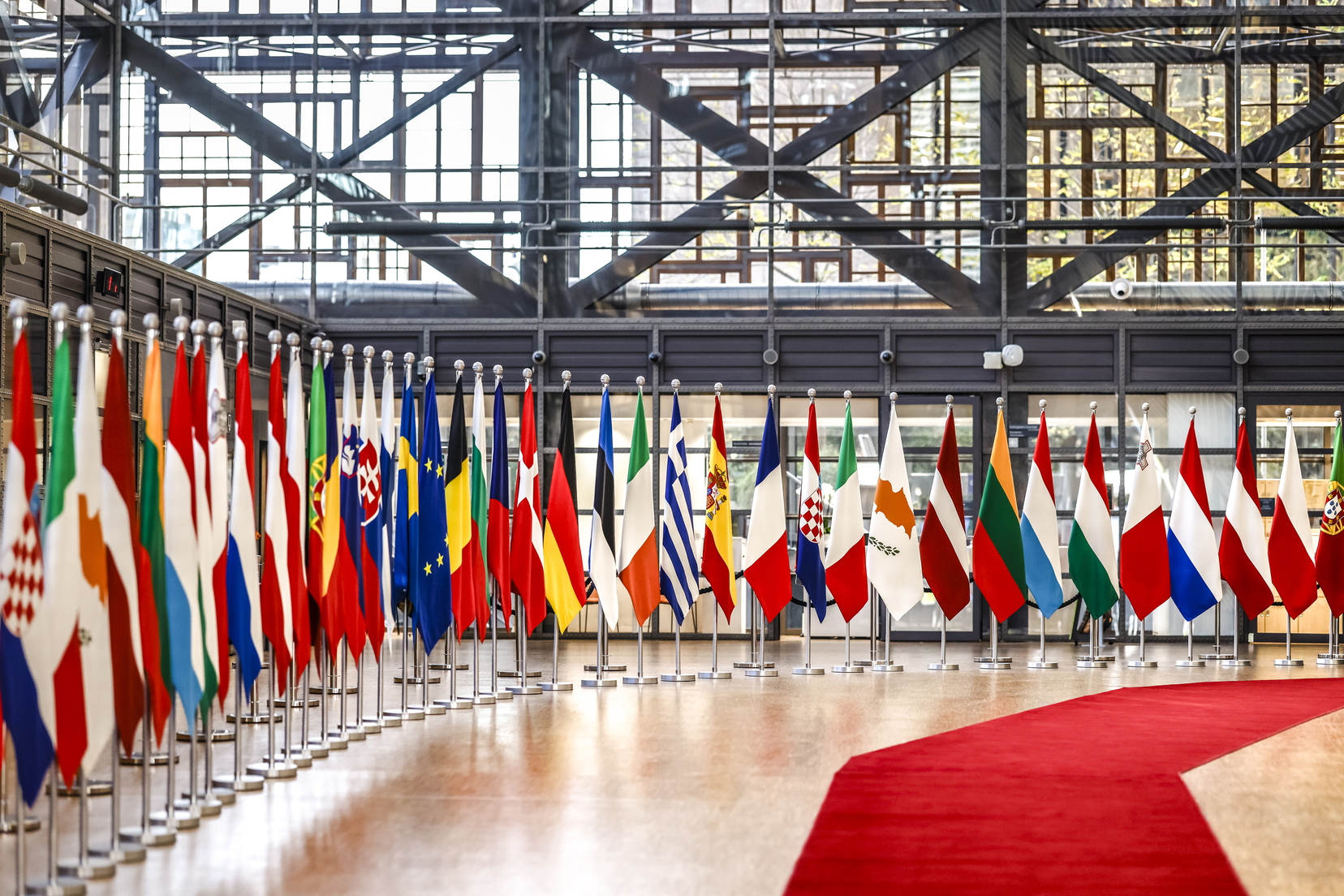 Photo représentant une rangée de drapeaux au sein du bâtiment de la commission européenne. 