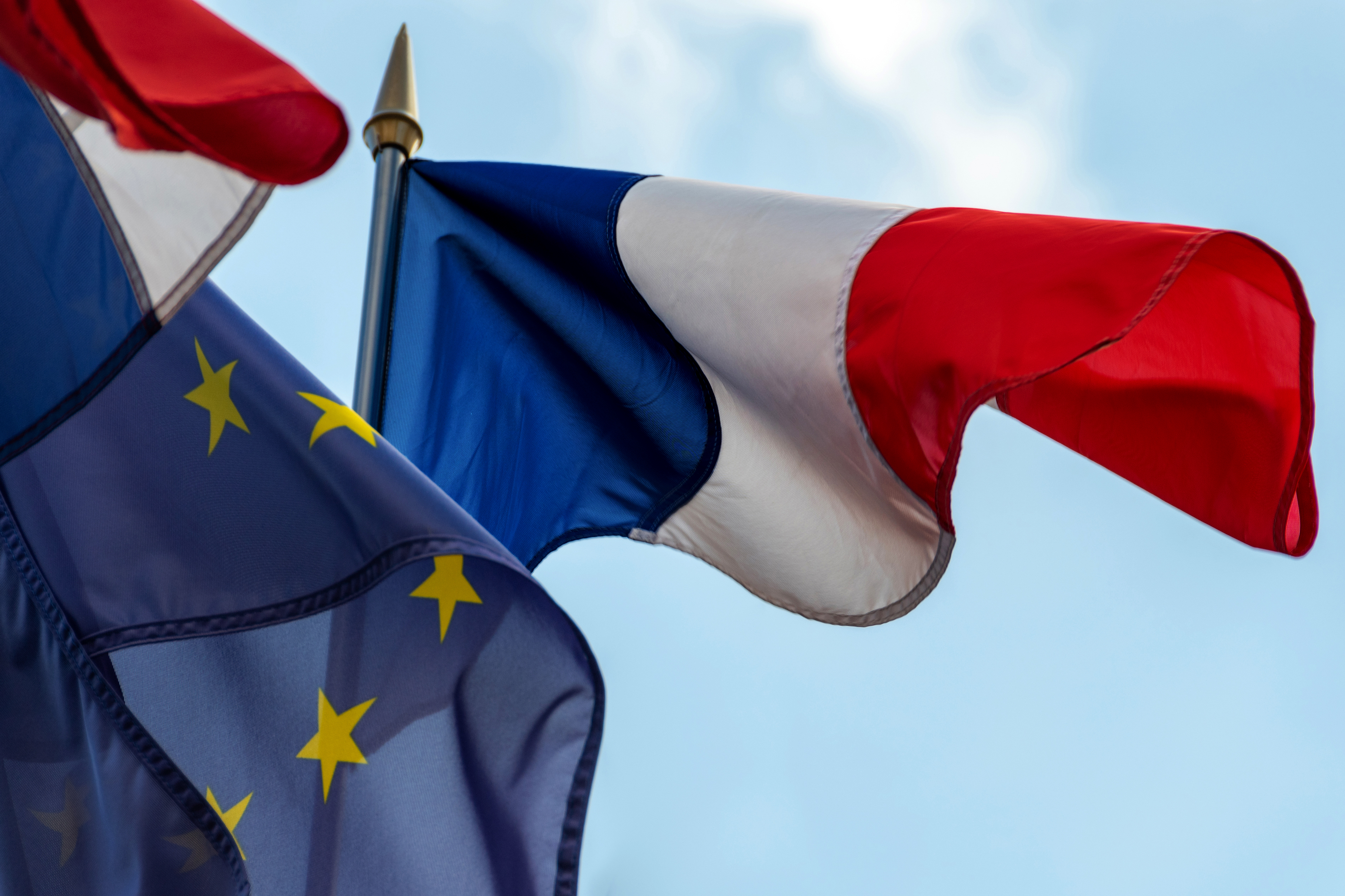 Photo d'un drapeau français et d'un drapeau de l'Union européenne